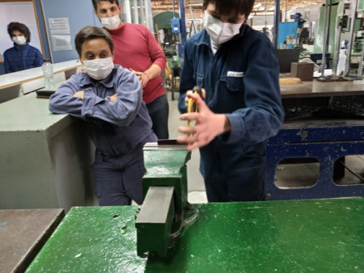 Niños produciendo una katana.