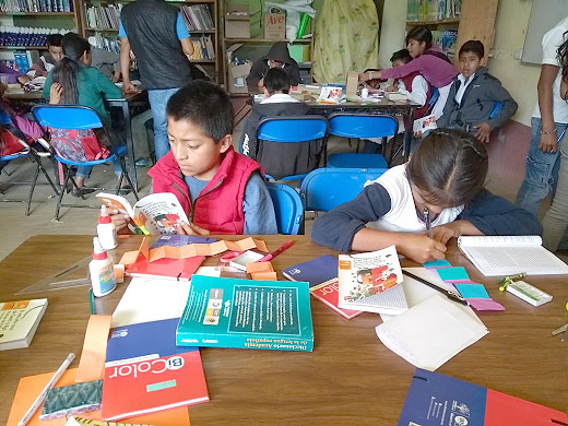 Niñas y niños mexicanos en un aula escolar.