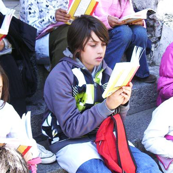 Niña leyendo un libro.