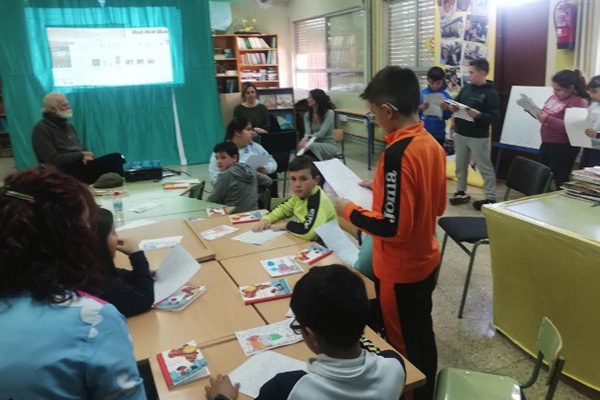 Los niños atendiendo en clase.