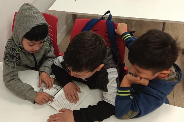 Niños escribiendo en clase.