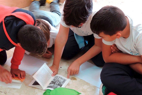 Niños y niñas leyendo.