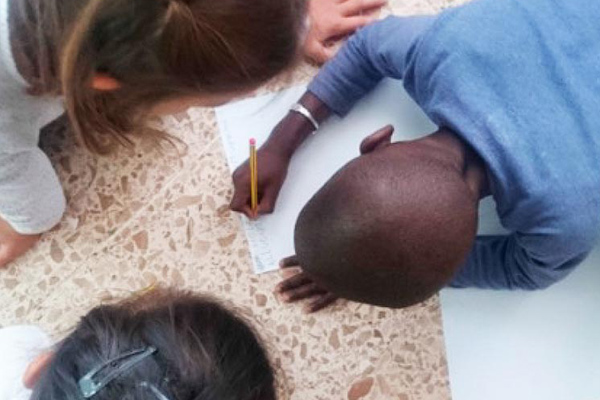 Niños escribiendo en clase.