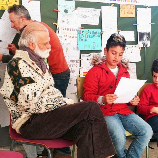 Uno de los autores del programa ECL en un aula con alumnos.