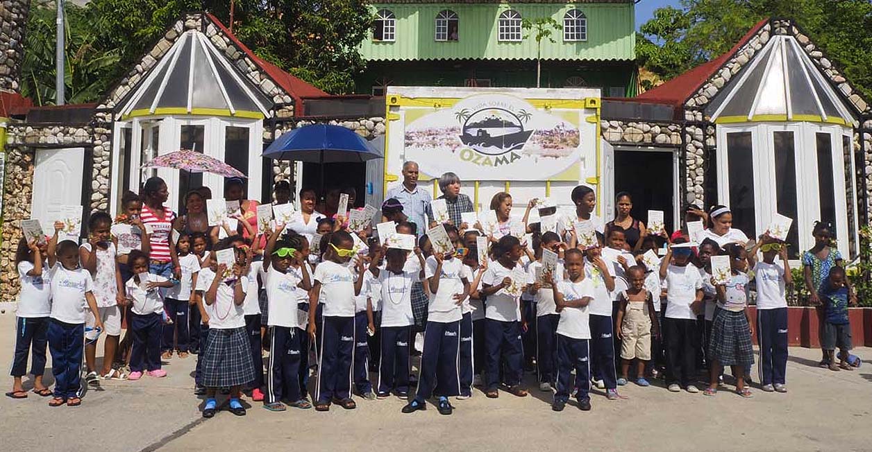 Fotografía de los alumnos y equipo docente en un colegio de República Dominicana. Fundación SM.